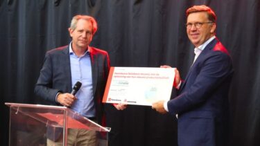 Overhandiging cheque Heembouw opening Alcomij